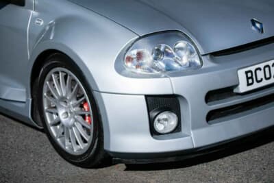 3万7083英ポンド（邦貨換算約約783万円）で落札されたルノー「スポール クリオV6」（C）iconicauctioneers