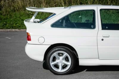 10万ポンド～12万ポンド（邦貨換算約202万円〜242万円で現在も販売中のフォード「エスコートRSコスワース」（C）iconicauctioneers