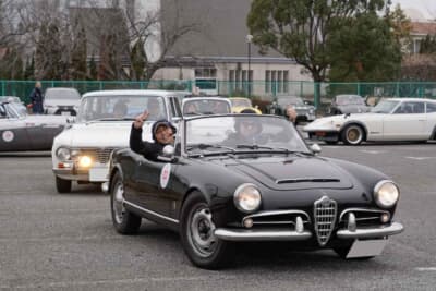 強風で厳しい体感温度のなか、屋根を開けてスタートするアルファロメオ・ジュリア・スパイダー・ヴェローチェの千田・橋本組