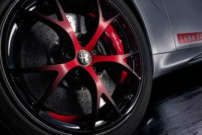 アルファロメオ ジュリア クアドリフォリオ ルナ・ロッサ：足もとには19インチ・Y字型5スポークホイールを装着。キャリパーは赤だ