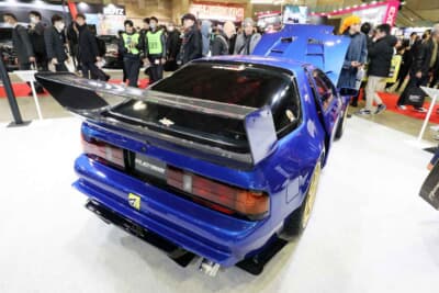 マツダ RX-7:リアはフェラーリF40をモチーフにデザインした大型ウイングをセットする