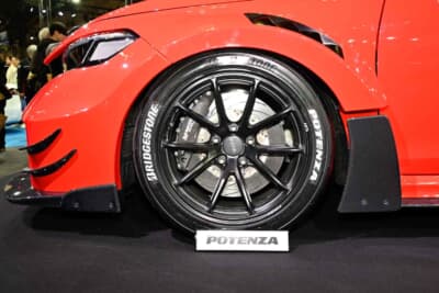 ARTA GT FL5:足もとには、専用18インチホイールを装着。さらに6ポッドキャリパーと大径ローターによる強化ブレーキを備え、本格的なサーキット走行がこなせる性能が与えられている