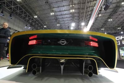 日産 RZ34 フェアレディZ：マフラーのレイアウトで、昭和のチューニングフリークにはお馴染みの「縦型デュアルテール」というのがイカしている。じつはZの縦配置マフラーは432だけに採用された