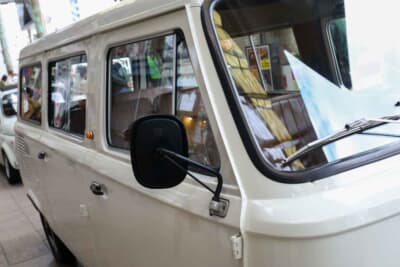 フィアット900Tプルミーノ:ウィンドウからボディパネルにかけては、立体感ある造形が美しい