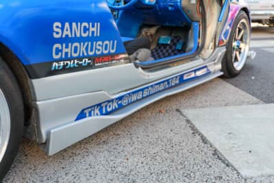 トヨタ セラ：カナードが追加されたサイドステップは、フロント、リアとの一体感も強調