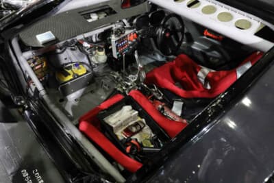 トヨタ セラ：コクピットにはスタートスイッチやメーター類が前後用で個別に用意されている