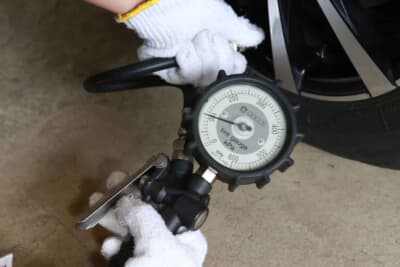 外気温が低いと空気の体積は収縮する。気温の高い時期にセットした空気圧が、気温が下がると基準値以下になることも。気温が10度下がるとおよそ10kPa低下するといわれているので、冬場は空気圧の点検をこまめにしよう