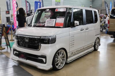 ブースには、ホンダ 3代目 N-BOX カスタムも展示。こちらもイージーフラップシリーズを装着。製品の一部をボディと別色で塗り分けすることで、その効果の高さを表現していた