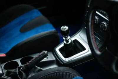 3万2000ポンド〜3万8000ポンド(邦貨換算約674万円〜801万円)で現在も販売中のスバル「インプレッサ WRX STI」(C)iconicauctioneers