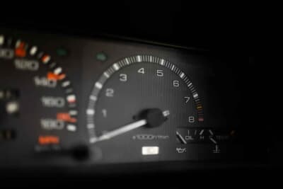 3万5000ポンド〜4万5000ポンド（約740万円〜約950万円）で現在も販売中のトヨタ「カローラ レビン」（C）iconicauctioneers