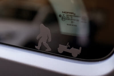 Jeep Wrangler Snow Trace:イエティとWillys MBが仲良く並ぶ左リアガラスのデカール