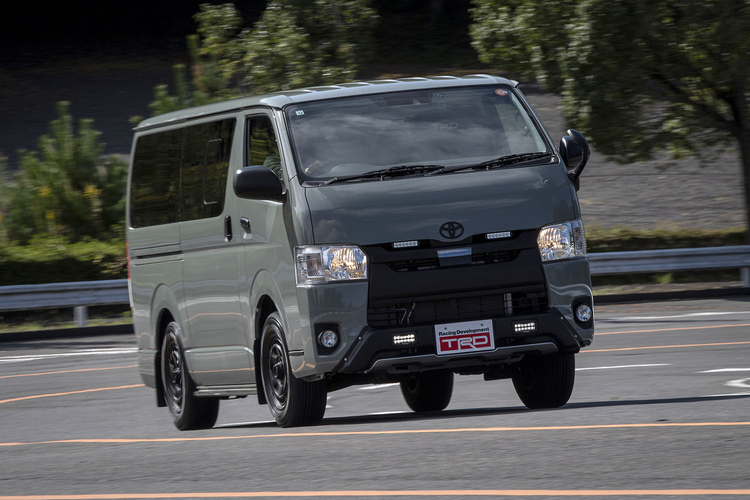 TRDがハイラックスとハイエースの走りを変えた！コーナーで車高を感じ