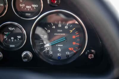 8万5000ポンド～9万5000ポンド（邦貨換算約1770万円〜1980万円）で現在も販売中のフェラーリ「208GTBターボ」（C）iconicauctioneers