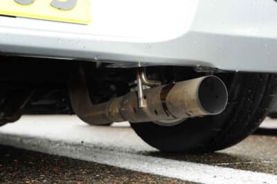 ダイハツ ミラ：1クラスといえど排気量は660ccで、ハイカムなども認められていない。そのため、とくに太い径のマフラーを使っている車両は皆無だ