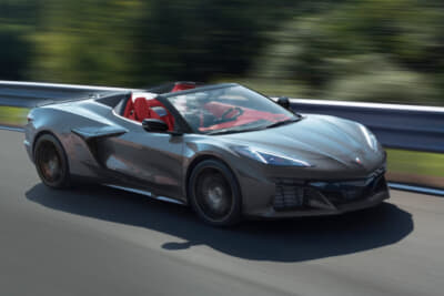 シボレー・コルベットZ06:シーウルフグレートライコートのボディ色にアドレナリンレッドの室内色のコンバーチブル