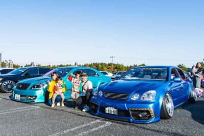 ご主人の梓さん、ふたりの御子息とともに、ご家族4人でイベントに参加した永田さん。濃いブルーのトヨタ「アリスト」はご主人の愛車だ