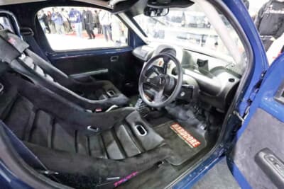 スズキ ツイン：インテリアやエンジンはノーマルのままというギャップも面白い