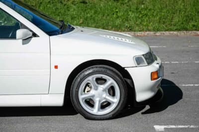 10万ポンド～12万ポンド（邦貨換算約202万円〜242万円で現在も販売中のフォード「エスコートRSコスワース」（C）iconicauctioneers