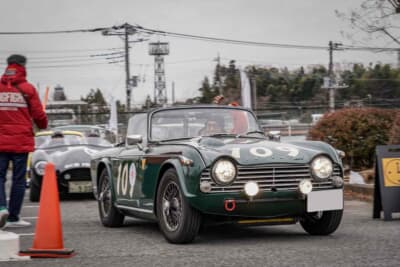 ソロエントリーで元気に出発する細川さんのトライアンフTR4A