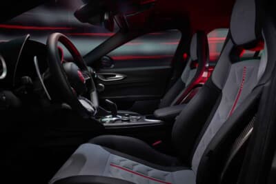 アルファロメオ ジュリア クアドリフォリオ ルナ・ロッサ：フロントシートはスパルコ製。ボートレースからインスピレーションされて開発