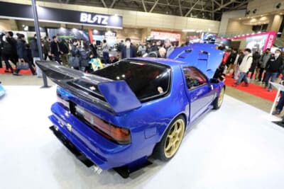 マツダ RX-7:リアはフェラーリF40をモチーフにデザインした大型ウイングをセットする