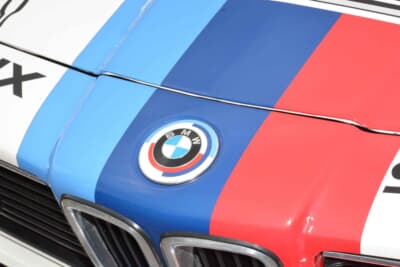 BMW 635CSi：もともとはシルバーだったボディカラーは、白のカッティングシートを貼ってからGr.Aマシンのグラフィックを重ねている