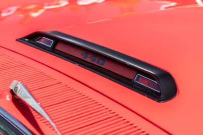 プリムス ロードランナー:山中さんが手に入れたのは「440-6バレル」で、フロントフード後端に運転席側に向けて『440』のエンブレムが入るのが特徴だ