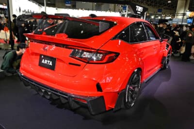 ARTA GT FL5:ARTAオレンジを基調としたエクステリアは、レース由来の空力と機能性が反映された造形にまとめられている