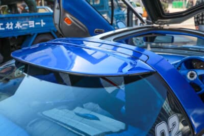 トヨタ セラ：ガラストップの後部にも、純正のボディ形状に合わせたルーフスポイラーがある