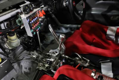 トヨタ セラ：コクピットにはスタートスイッチやメーター類が前後用で個別に用意されている