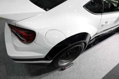 トヨタ 86：フェンダーの塗り分けもAE86っぽくなっている