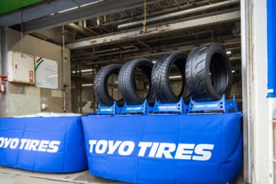 ツァオバークラフト主催ドライビングスクール＆走行会：TOYO TIRESブースには、「PROXES R888R」をはじめとする主力製品が展示されていた