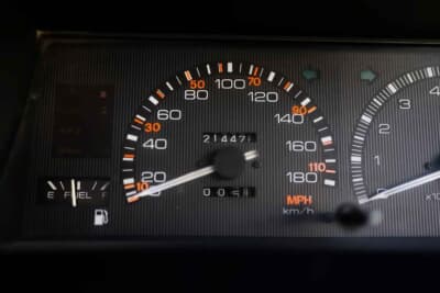 3万5000ポンド〜4万5000ポンド（約740万円〜約950万円）で現在も販売中のトヨタ「カローラ レビン」（C）iconicauctioneers