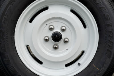 Jeep Wrangler Snow Trace:2Wayホイールの片側はクラシカルテイストで、ブランドのヘリテージを語る