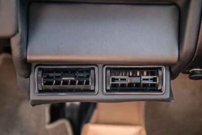 8万5000ポンド～9万5000ポンド（邦貨換算約1770万円〜1980万円）で現在も販売中のフェラーリ「208GTBターボ」（C）iconicauctioneers