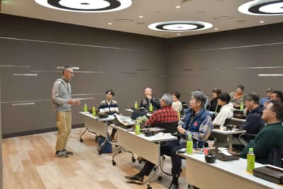 ランチの際にオーナー一人ひとりの自己紹介がされ、クルマとの付き合いを楽しそうに話していた