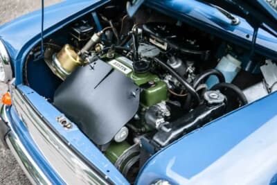 1万7438英ポンド（邦貨換算約362万円）で落札されたオースティン「ミニ クーパー マークII」（C）iconicauctioneers