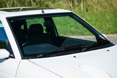 10万ポンド～12万ポンド（邦貨換算約202万円〜242万円で現在も販売中のフォード「エスコートRSコスワース」（C）iconicauctioneers