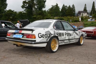BMW 635CSi：原さんのE24は、1985年のスパ・フランコルシャン24時間耐久レースで優勝したGr.Aマシンのグラフィックを再現した