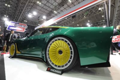 日産 RZ34 フェアレディZ：タイヤ・ホイールが左右で異なるのもポイントで、右側にはドラッグレース用鍛造ホイールのビーラックに極太のドラッグ専用タイヤをセットし、左側にはストリートで映えるエアロフィンタイプのボッセ鍛造ホイールS21-01を装着