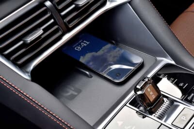 sealion6：センタークラスター下部にはQiがスマホ2台分備わる