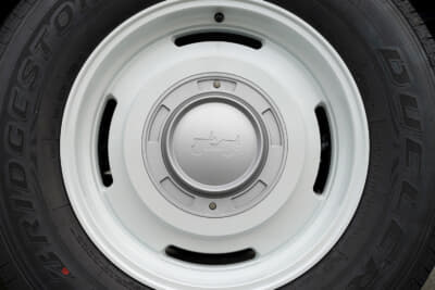 Jeep Wrangler Snow Trace:ブランドのヘリテージを語る2Wayホイールのもう片方側は大型のシルバーのセンターキャップタイプ