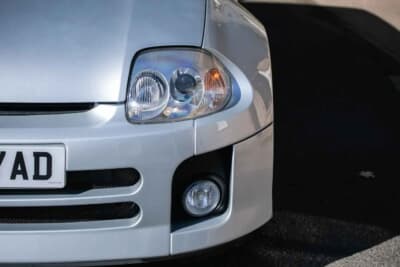 3万7083英ポンド（邦貨換算約約783万円）で落札されたルノー「スポール クリオV6」（C）iconicauctioneers