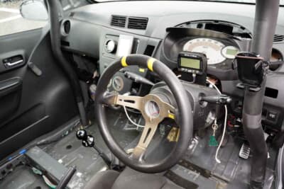 ダイハツ ミラ：コクピットはいたってシンプルだ。ステアリングコラムの上にはデータロガーを装着する