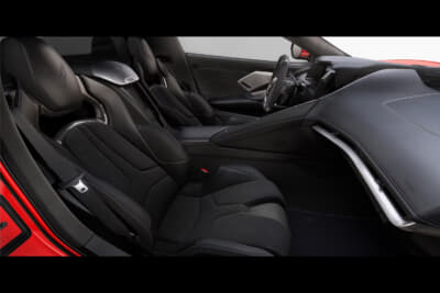 シボレー・コルベットZ06:ジェットブラックのインテリアカラー。スパルタンなイメージを構築