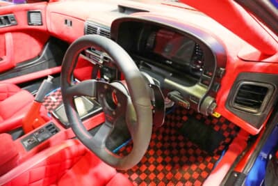 マツダ RX-7:インテリアは赤いアルカンターラでフルリメイク。シートはブリッドXERO VSの「RE雨宮×マツキヨロゴ」刺繍モデルだ