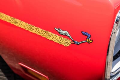 プリムス ロードランナー:ボディサイドにはワーナー・ブラザースのアニメシリーズ「ワイリー・コヨーテとロード・ランナー」に登場するキャラクター「ロード・ランナー」のステッカーが貼られている