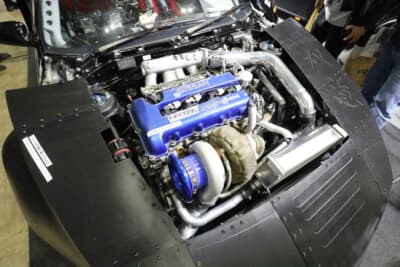 トヨタ セラ：フロントのSR20VET仕様は、86φ（ピストン直径86mm）鍛造ピストンにH断面コンロッド、パルサーVZ-R用カムなどを組み込み、トラストのTD07-25Gタービンをセット。最高出力は550psを発揮する