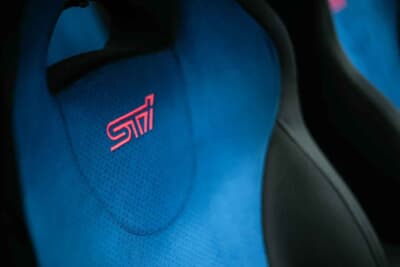 3万2000ポンド〜3万8000ポンド(邦貨換算約674万円〜801万円)で現在も販売中のスバル「インプレッサ WRX STI」(C)iconicauctioneers