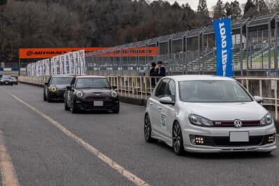 TOYO TIRES PROXES Driving Pleasure：ストリート仕様のオシャレなMINIたちがピットロードに。自由な走行イベントならではの実にレアな景色だ